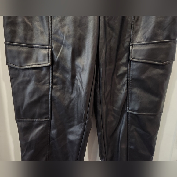 NWT 7 For All Mankind Vegan Faux Leather Tapered Ankle Cargo Pocket Pant Jogger - Picture 3 of 9